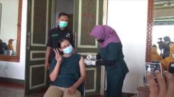 Vaksinasi Dosis Kedua, Nakes di Boyolali Minta Difoto saat Disuntik