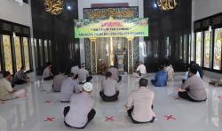 Ikuti Imbauan Kapolri, Polisi di Sumenep Ngaji Kitab Kuning seperti di Pesantren <