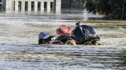 Pria Ini hanya Terlihat Kepala saat Melintasi Banjir Cikarang