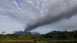 Penampakan Gunung Raung Semburkan Abu Vulkanik Setinggi 2.500 Meter