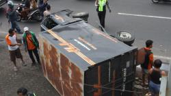 Kecelakaan Beruntun di Malang, Mobil Ekspedisi Terguling