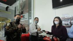 Hari Pers Nasional, Pimpinan KPK Berikan Kue kepada Wartawan