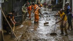 Bersih-Bersih Endapan Lumpur Sisa Banjir Pejaten Timur