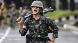 Melihat Ketangguhan Fisik Prajurit Korps Marinir saat Lomba Triathlon