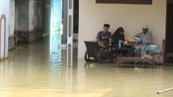 Jaga Barang Berharga, Warga Korban Banjir Indramayu Menolak Dievakuasi<