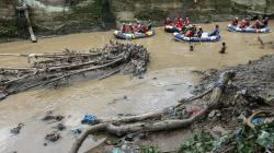 Mengarungi Sungai Babura Medan Sambil Memungut Sampah