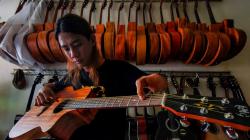 Kisah Sukses Pengamen Tanpa 4 Jari Kini Produksi Gitar untuk Musisi Top Indonesia