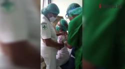 Video Tenaga Kesehatan Histeris Takut Disuntik saat Vaksinasi di Sikka NTT