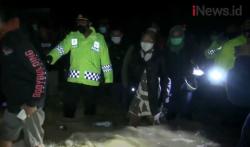 Video Mensos Risma Terjang Banjir Kunjungi Pengungsi di Subang