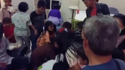 Miris, Korban Banjir di Kertasemaya Indramayu Berebut Makanan