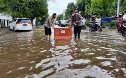 Kota Pekalongan Masih Banjir, Kapolres Turun Tangan Urai Kemacetan di Jalur Pantura