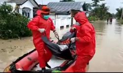 Satu Korban Banjir Indramayu Meninggal, Tim SAR Evakuasi dengan APD Lengkap