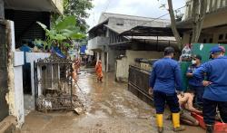 Warga Pejaten Timur Mulai Bersihkan Lumpur di Rumah Usai Banjir Surut