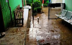 Terdampak Banjir, Puskesmas Bidara Cina III Berhenti Beroperasi