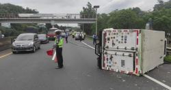 Diduga Pecah Ban, Light Truck Box Terbalik di Tol Cipularang<