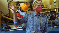 Pakai Topi Khas Papua dan Noken, Nadiem Makarim Kunjungi Bengkel SMK 3 Sorong