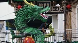 Patung Naga Setinggi 10 Meter Sambut Imlek di Kampung Pecinan Surabaya