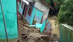 Video 4 Rumah Rusak Parah Diterjang Banjir di Majalengka