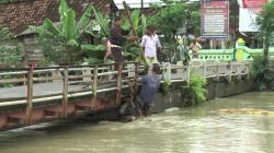 Warga Kalianyar Demak Berjibaku Selamatkan Jembatan dari Tumpukan Sampah 