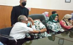 Kasus Anak Gugat Ayah di Bandung, Koswara dan Deden Berpelukan saat Mediasi<
