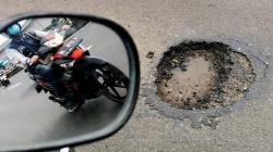 Hati-Hati, Jalanan Berlubang di Jakarta Selatan Membahayakan Pengendara Motor