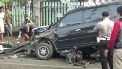 Video 7 Kendaraan Pengungsi Banjir Ringsek Ditabrak Truk saat Parkir di Pinggir Jalur Pantura