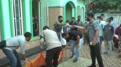 Video Pria Paruh Baya Ditemukan Tewas di Halaman Masjid Al Hikmah Palembang<