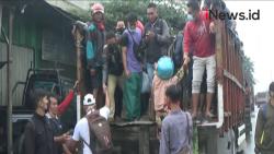 Video Banjir Semarang Tak Surut, Sejumlah Buruh Numpang Truk Menuju Tempat Kerja