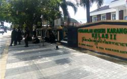 Polisi Jaga Ketat Sidang Lanjutan Kasus Penganiayaan Ketua Ranting PSHT di PN Karanganyar 