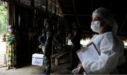 Beredar Mitos Vaksin Covid Ubah Orang Jadi Buaya, Tim Medis Diadang dengan Busur dan Panah