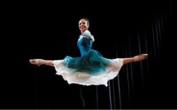 Lahir Tanpa Lengan, Gadis Ini Sukses Jadi Penari Balet