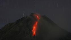 Gunung Sinabung Keluarkan Lava Pijar, Begini Penampakannya