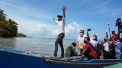 Nadiem Makarim Naik Perahu Kayu Datangi Guru di Daerah Terpencil Papua Barat