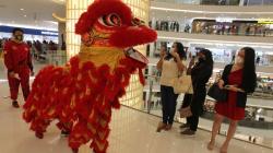 Atraksi Barongsai Menghibur Pengunjung Mal