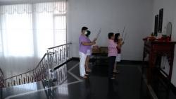 Potret Keluarga di Surabaya Sembahyang Imlek di Rumah Saja