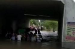 Video Warga Pikul Jenazah Terobos Banjir di Jombang