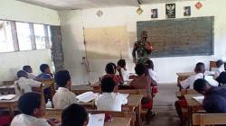 Minim Tenaga Pengajar, Babinsa TNI Jadi Guru di SD Puncak Jaya Papua
