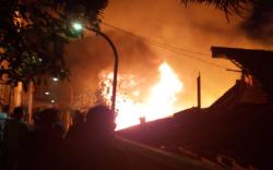 Kebakaran Hebat Ludeskan 1 Rumah Kontrakan di Cicendo, Kerugian Rp1 Miliar<