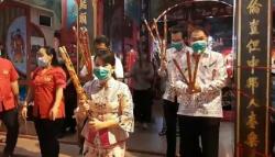 Rayakan Imlek, Wali Kota Singkawang Tjhai Chui Mie Datangi Vihara Tertua