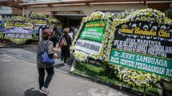Sinyo Harry Sarundajang Wafat, Rumah Duka Dipenuhi Karangan Bunga 
