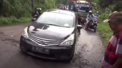 Awas, Jalan Menuju Objek Wisata Guci di Tegal Ambles 