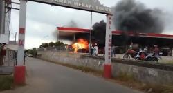 Video Satu Unit Mobil Angkutan Umum Terbakar di SPBU Batam, 1 Tewas