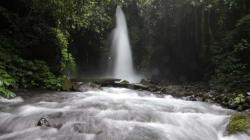 Keindahan Air Terjun di Kaki Gunung Raung