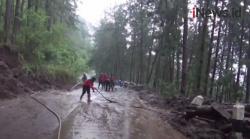 Video Petugas Bersihkan Lumpur di Desa Dawuhan Brebes Pascalongsor