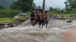 Video Pemuda di Sikka NTT Sediakan Jasa Pikul Motor Seberangi Sungai akibat Tak Ada Jembatan