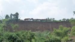 Terancam Longsor, Warga di Cilawu Garut Ngungsi ke Madrasah<