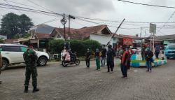 Terjaring Razia Masker, Puluhan Warga Tangsel Dihukum Nyanyi Indonesia Raya