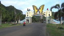 Sejoli Mesum di Gerbang Wisata Alam Bantimurung, Diduga Warga Numpang Selfie