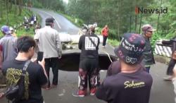 Video Jalan Ambles Jadi Tontonan Warga di Brebes<