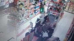 Terekam CCTV, Pelaku Tanpa Busana Bobol Minimarket di Bogor<